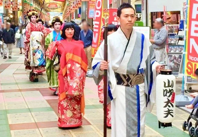 No.24 「お江戸 花魁道中ショー 美桜座」様のイベント用スーパージャンボ弓張和紙提灯を製作いたしました。